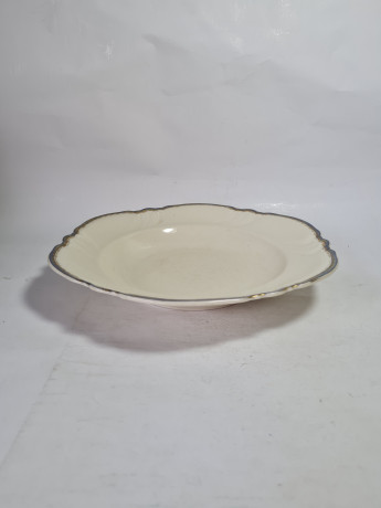 Тарелка винтажная Rosenthal  с фигурным краем и золотисто-серебристой окантовкой, слоновая кость, фарфор, 25,5 x 4 см, Германия, 1960-1970гг.