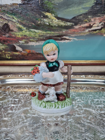 Фигурка винтажная Im Stil Goebel "Девочка с тростью и кроликом", ручная роспись, фарфор, 12.5 см, Тайвань, 1960-70гг.