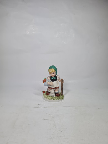 Фигурка винтажная Im Stil Goebel "Девочка с тростью и кроликом", ручная роспись, фарфор, 12.5 см, Тайвань, 1960-70гг.