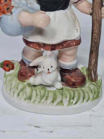 Фигурка винтажная Im Stil Goebel "Девочка с тростью и кроликом", ручная роспись, фарфор, 12.5 см, Тайвань, 1960-70гг.