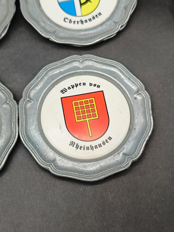 Набор тарелок винтажных DBGM "Герб Райнхайма", "Герб Буттенхайма", "Герб Филипсбурга", "Герб Кирлаха",  "Герб общины Райнхаузен",  "Герб города Оберхаузен", олово, 6 шт, 10 см, Германия, 1970-80гг.