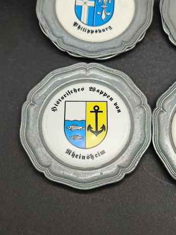 Набор тарелок винтажных DBGM "Герб Райнхайма", "Герб Буттенхайма", "Герб Филипсбурга", "Герб Кирлаха",  "Герб общины Райнхаузен",  "Герб города Оберхаузен", олово, 6 шт, 10 см, Германия, 1970-80гг.