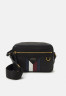 Tommy Hilfiger PREMIUM CAMERA BAG UNISEX Across body bag black PREMIUM CAMERA BAG UNISEX Сумка через плечо черный