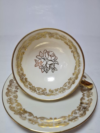 Bavaria Винтажная чайная пара с обильным позолоченным узором по краю и рисунком букета цветов, Германия, 1960-70гг.