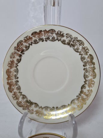 Bavaria Винтажная чайная пара с обильным позолоченным узором по краю и рисунком букета цветов, Германия, 1960-70гг.