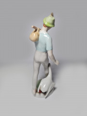 Hollohaza Porcelain Manufactory Бело-голубая фарфоровая статуэтка &quot;Молодой человек с гусем&quot;, 22 x 10см, Венгрия, 1949г.