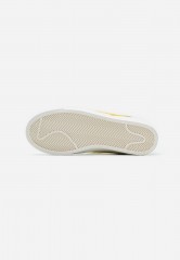 Nike Sportswear BLAZER 77 Sneaker high white/metallic sliver/university gold BLAZER 77 Высокие кроссовки женские белый/серебряный металлик/университетское золото