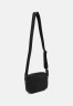 Tommy Hilfiger POPPY CROSSOVER APPLIQUE Across body bag black POPPY CROSSOVER APPLIQUE Сумка через плечо черный