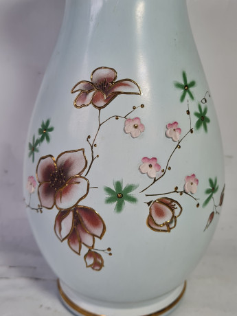 Ваза винтажная с розово-золотым цветочным декором, выдувное стекло, ручная работа, 24 x 12 см, Германия, 1960-70гг.