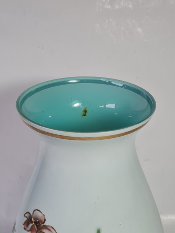 Ваза винтажная с розово-золотым цветочным декором, выдувное стекло, ручная работа, 24 x 12 см, Германия, 1960-70гг.