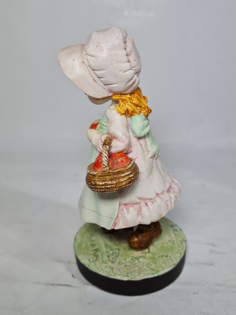 Фигурка винтажная John Sands  / Sarah Kay "Девочка с корзиной яблок", керамика, 12 см, Австралия, 1960-70гг.