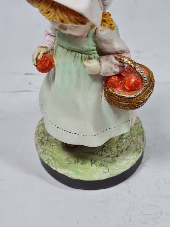 Фигурка винтажная John Sands  / Sarah Kay "Девочка с корзиной яблок", керамика, 12 см, Австралия, 1960-70гг.