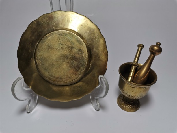 Lebanon Set, Антикварный Ливанский набор из латуни: ступка 6см с двумя пестиками 8см и 7см и тарелка 12см с объемным тиснением, Ливан 1920г.