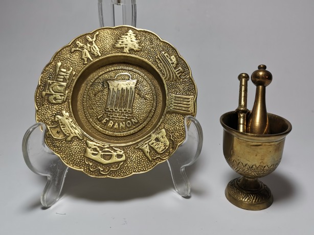 Lebanon Set, Антикварный Ливанский набор из латуни: ступка 6см с двумя пестиками 8см и 7см и тарелка 12см с объемным тиснением, Ливан 1920г.