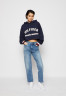 Tommy Hilfiger THxSM CROP GRAPHIC HOODIE Sweatshirt carbon navy THxSM CROP GRAPHIC HOODIE Толстовка углеродный флот