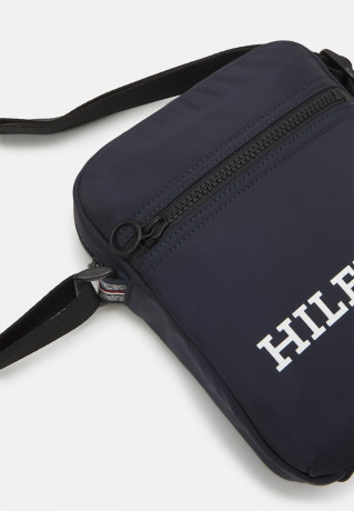 Tommy Hilfiger HILFIGER MINI REPORTER Across body bag space blue HILFIGER MINI REPORTER Сумка через плечо космический синий