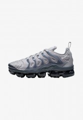 Nike Sportswear AIR VAPORMAX PLUS Sneaker low wolf grey/dark grey/team orange/white AIR VAPORMAX PLUS кроссовки женские низкие серый волк/темно-серый/оранжевый/белый
