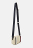 Tommy Hilfiger ICONIC CAMERA BAG CORP Across body bag sugarcane  ICONIC CAMERA BAG CORP — Сумка через плечо сахарный тростник