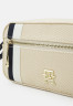 Tommy Hilfiger ICONIC CAMERA BAG CORP Across body bag sugarcane  ICONIC CAMERA BAG CORP — Сумка через плечо сахарный тростник