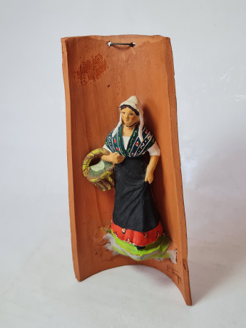 P.Touque Подвесная картина с объемной фигурой "Женщина с корзинкой", 21,5 x 10,5 см, Германия, 1960-70гг.