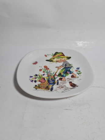 Тарелка декоративная винтажная Schirnding Bavaria, квадратная с изображением ребенка в зеленой шляпе с птицами и цветами, 18,5 x 2 см, Германия,1960-1970гг.