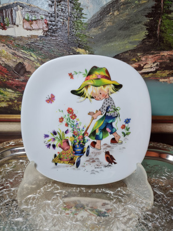 Тарелка декоративная винтажная Schirnding Bavaria, квадратная с изображением ребенка в зеленой шляпе с птицами и цветами, 18,5 x 2 см, Германия,1960-1970гг.