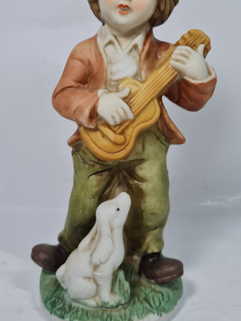Фигурка винтажная Im Stil Goebel / R.O.C "Мальчик с гитарой и кроликом", ручная роспись, керамика, 19 см, Тайвань, 1960-70гг.