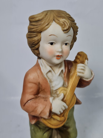 Фигурка винтажная Im Stil Goebel / R.O.C "Мальчик с гитарой и кроликом", ручная роспись, керамика, 19 см, Тайвань, 1960-70гг.