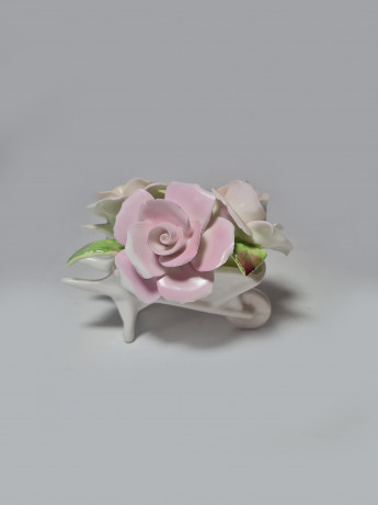 Staffordshir England Декоративная фигурка в нежных пастельных тонах "Розы в тележке", 11 x 7см, Англия, 1960-70гг.