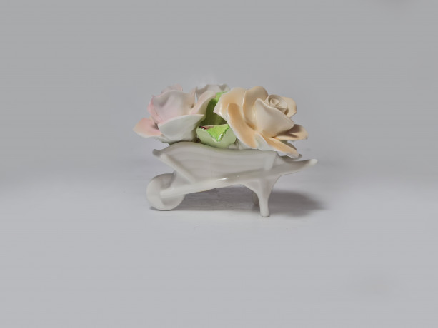 Staffordshir England Декоративная фигурка в нежных пастельных тонах "Розы в тележке", 11 x 7см, Англия, 1960-70гг.