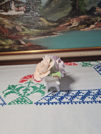 Staffordshir England Декоративная фигурка в нежных пастельных тонах "Розы в тележке", 11 x 7см, Англия, 1960-70гг.