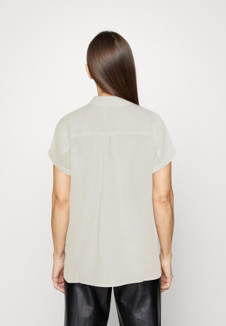 Tommy Hilfiger GROWN ON SLEEVE Button-down blouse ecru GROWN ON SLEEVE Блузка на пуговицах экрю