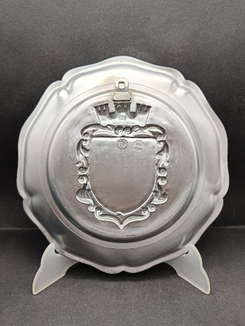 Тарелка декоративная винтажная "Герб Верхнего Дерингена" / Серия "Геральдика", яркий декор, олово (95%), 23 см, Германия, 1970-80гг.