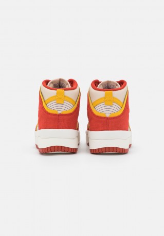 Nike Sportswear WMNS DUNK HIGH UP Sneaker high cinnabar/yellow ochre/lapis/sanddrift/sail WMNS DUNK HIGH UP Высокие кроссовки женские киноварь/желтая охра/ляпис/песчаная пыль/парус