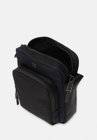 Tommy Hilfiger COMMUTER MINI REPORTER Across body bag space blue COMMUTER MINI REPORTER Сумка через плечо космический синий