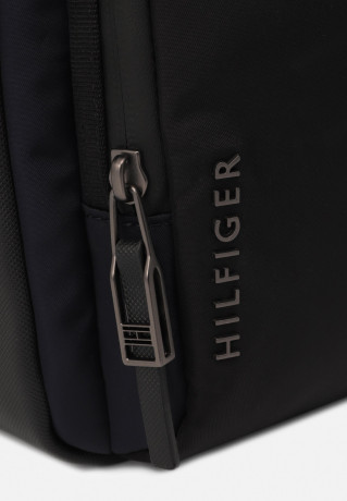 Tommy Hilfiger COMMUTER MINI REPORTER Across body bag space blue COMMUTER MINI REPORTER Сумка через плечо космический синий