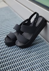 Crocs BROOKLYN Plateausandalette black BROOKLYN Босоножки на платформе черный