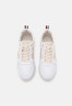 Tommy Hilfiger ESSENTIAL RUNNER Trainers feather white ESSENTIAL RUNNER — Кроссовки перо белое