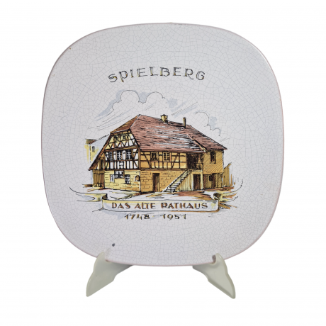 Тарелка декоративная винтажная Karlsruhe / Majolika с кракелюром "Spielberg Das Alte Rathaus 1748 -1951", керамика, 30 см, Германия, 1960-70гг.