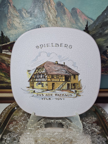 Тарелка декоративная винтажная Karlsruhe / Majolika с кракелюром "Spielberg Das Alte Rathaus 1748 -1951", керамика, 30 см, Германия, 1960-70гг.