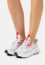 Nike Sportswear REACT ART3MIS Sneaker low grey fog/white/siren red/black REACT ART3MIS кроссовки женские низкие серый туман/белый/сирена красный/черный