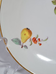 Тарелка винтажная Meissen, белый фарфор с разноцветными фруктовыми мотивами, цветочным декором и позолотой, 14,5 x 3,5 см, Германия, 1930-40гг.