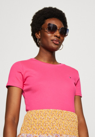 Tommy Hilfiger SLIM CODY  Print T-shirt bright cerise pink SLIM CODY Футболка с принтом ярко-вишнево-розовый