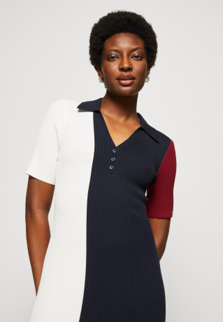 Tommy Hilfiger COLOUR BLOCK POLO DRESS Jumper dress desert sky/rouge/ecru ПЛАТЬЕ-ПОЛО COLOR BLOCK Платье-джемпер небо пустыни/румяна/экрю