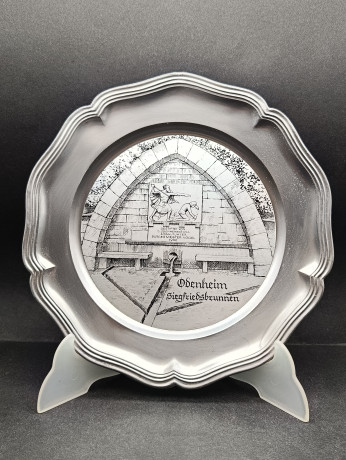 Тарелка декоративная винтажная "Изображение Обенхайма Зигфридсбруннена", олово (95%), 23 см, Германия, 1970-80гг.