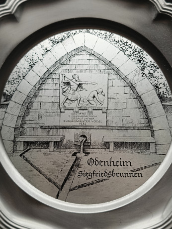 Тарелка декоративная винтажная "Изображение Обенхайма Зигфридсбруннена", олово (95%), 23 см, Германия, 1970-80гг.