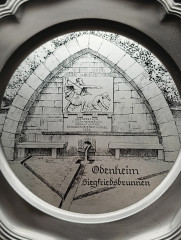 Тарелка декоративная винтажная &quot;Изображение Обенхайма Зигфридсбруннена&quot;, олово (95%), 23 см, Германия, 1970-80гг.