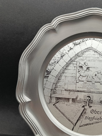 Тарелка декоративная винтажная "Изображение Обенхайма Зигфридсбруннена", олово (95%), 23 см, Германия, 1970-80гг.
