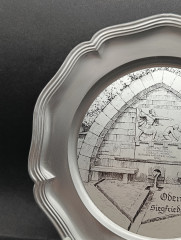Тарелка декоративная винтажная &quot;Изображение Обенхайма Зигфридсбруннена&quot;, олово (95%), 23 см, Германия, 1970-80гг.