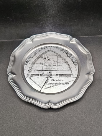 Тарелка декоративная винтажная "Изображение Обенхайма Зигфридсбруннена", олово (95%), 23 см, Германия, 1970-80гг.